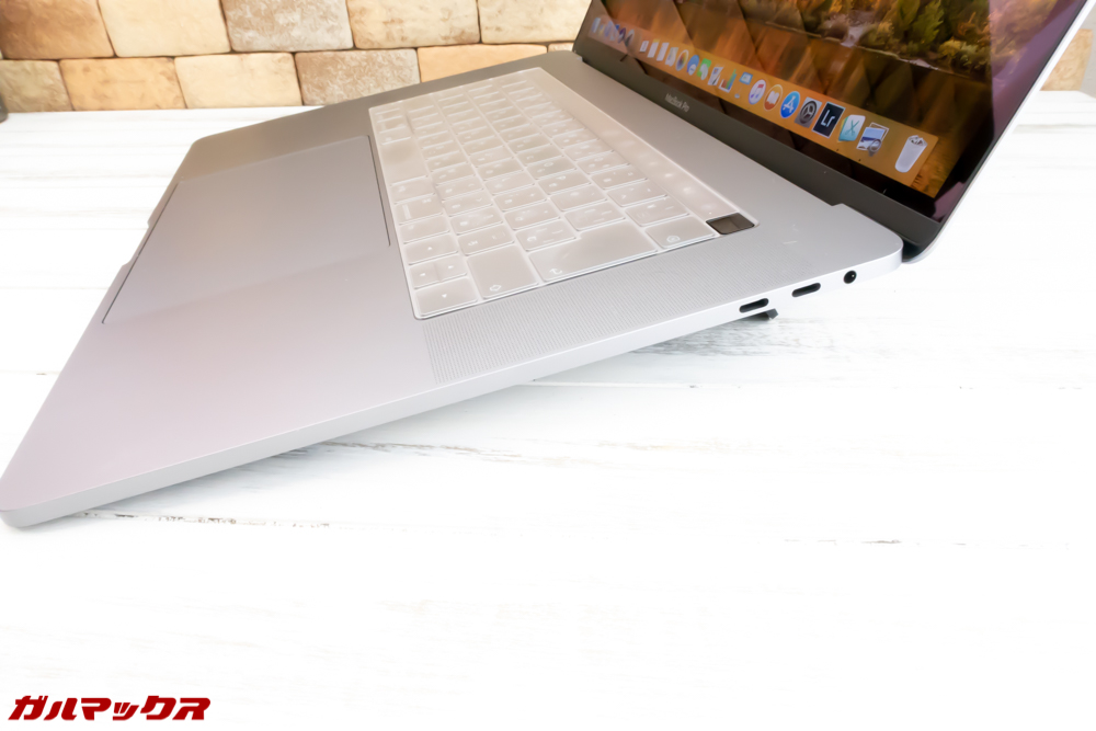 MacBook Pro用の傾斜スタンド