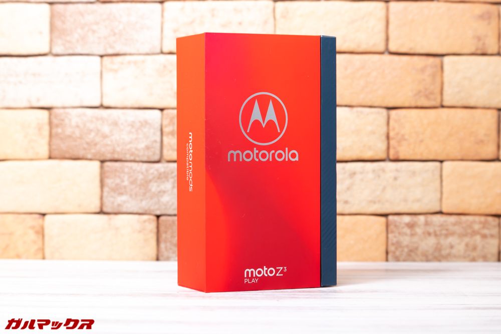 Moto Z3 Playのボックスは真っ赤な箱です。