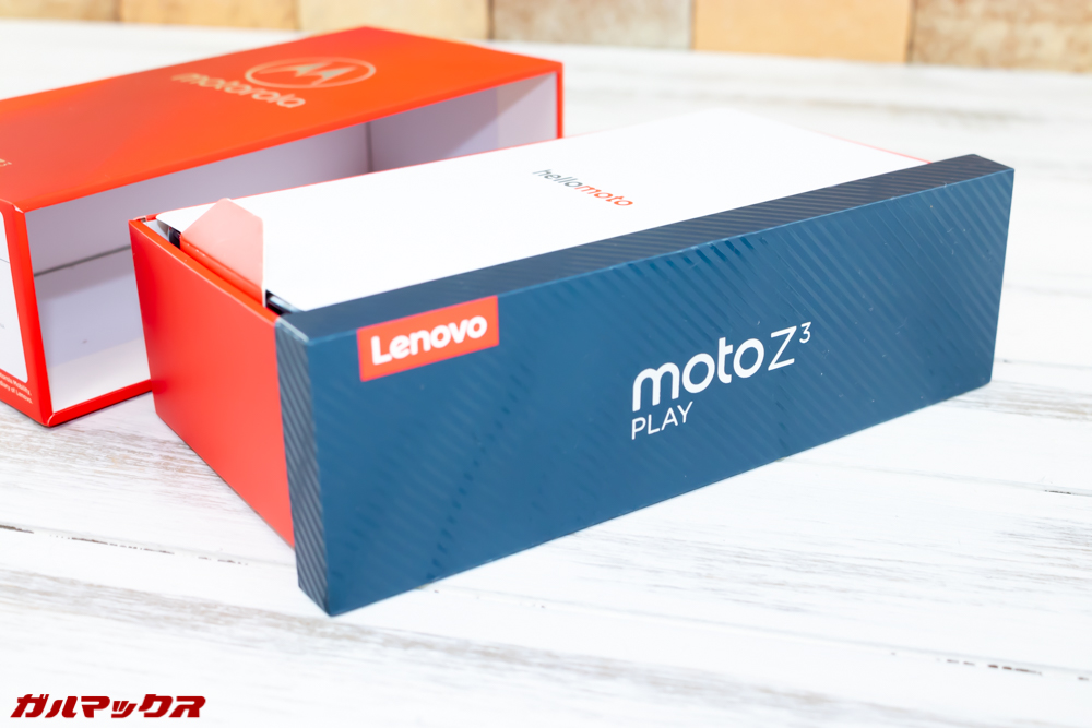 Moto Z3 Playはカッコいい外箱に入っています。