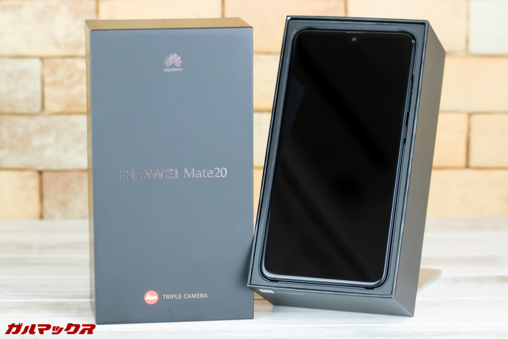 Huawei Mate 20は外箱の蓋を開けるといきなり本体が入っているので注意。