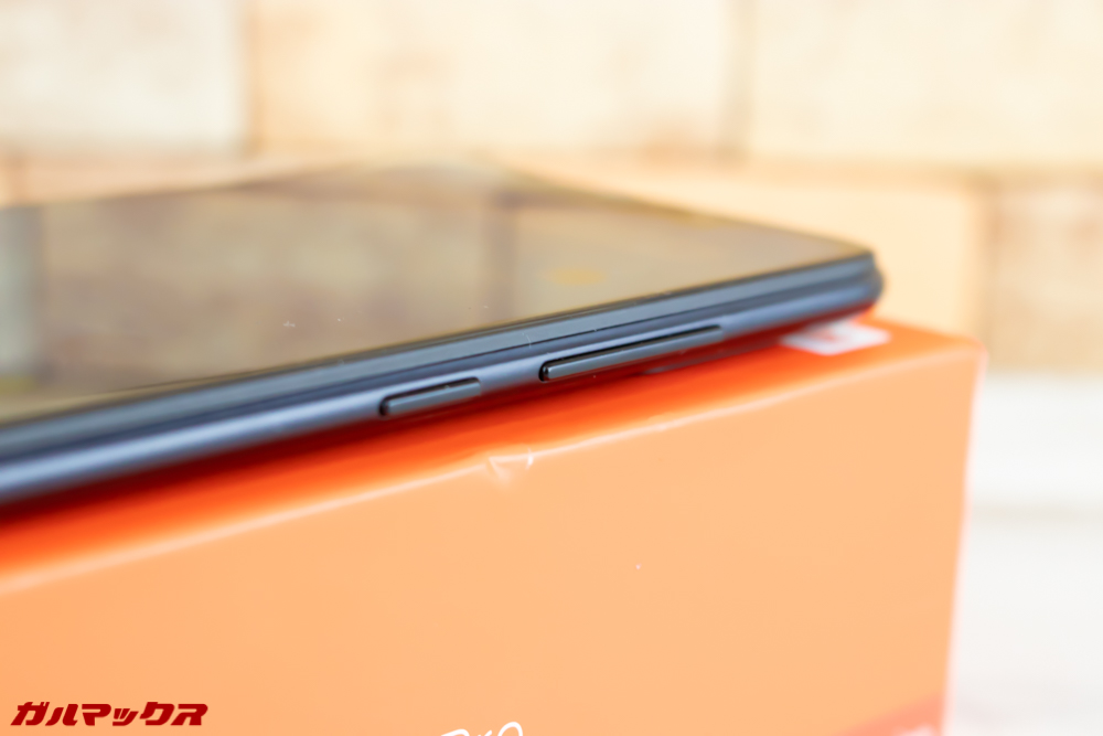 Xiaomi Redmi Note 6 Proはディスプレイ右側面にボタン類が配置となっています。