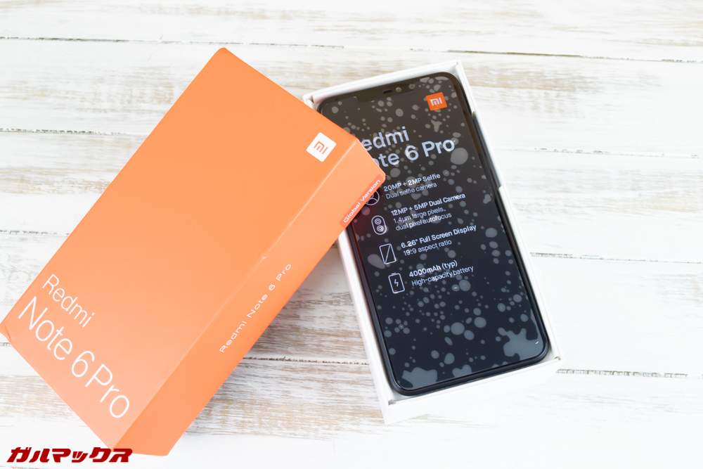 Xiaomi Redmi Note 6 Proは箱の蓋を開けるといきなり本体が入っているので落とさないように注意
