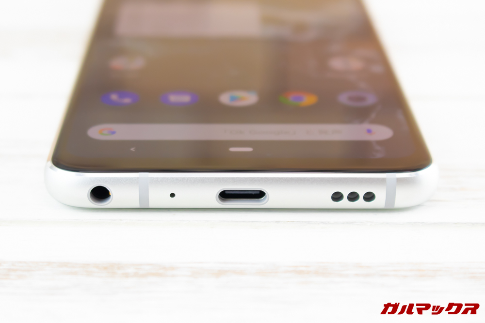 Android One X5の本体下部には充電端子のほか、イヤホンジャックとスピーカーが備わっています。