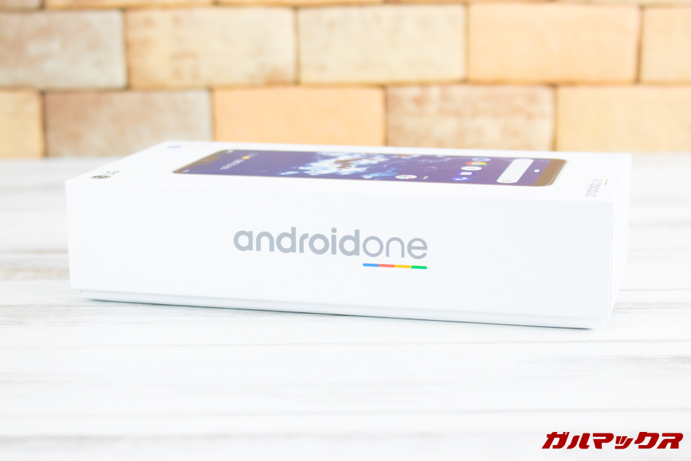 Android One X5の外箱側面には大きくAndroid Oneのロゴが入っております。