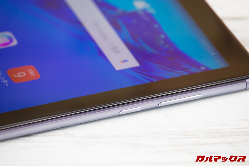 Huawei MediaPad M5 liteのボタン類は画面の右側面に備わっています。