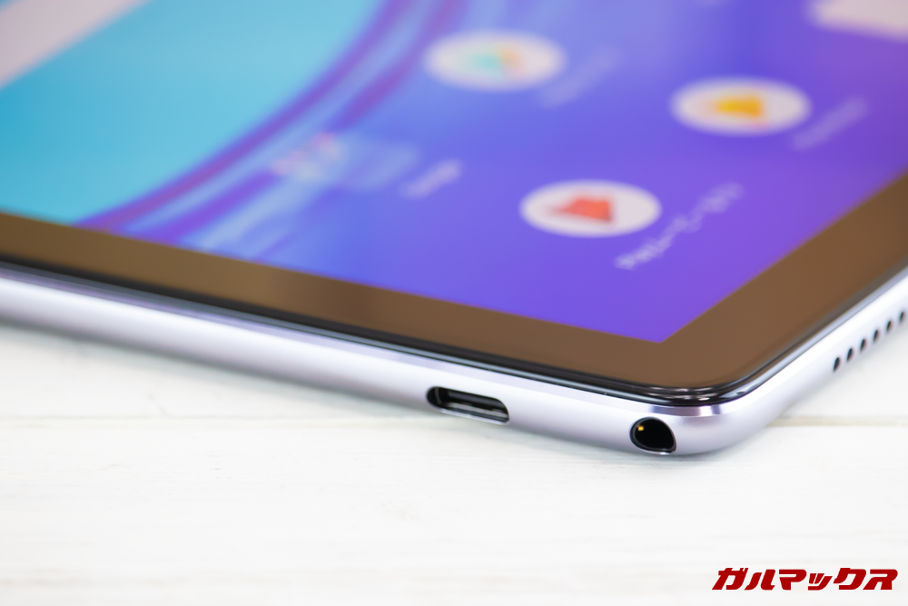 Huawei MediaPad M5 liteのイヤホンジャックと充電端子は画面の左側面に備わっています。