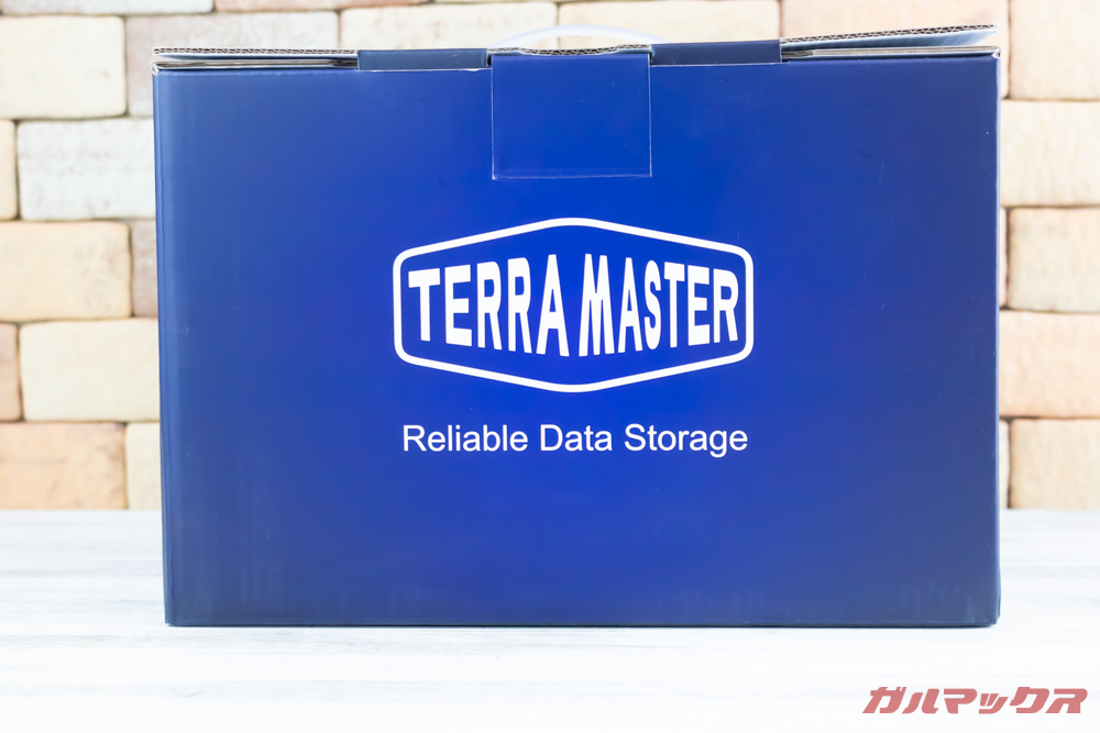 TerraMaster F2-221の外箱はネイビーのCoolな外箱。