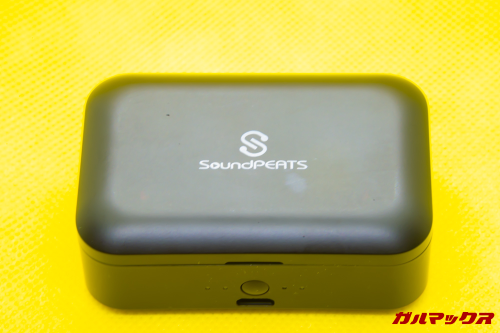 SoundPEATS Q32は大容量バッテリーを搭載するケースが付属しています。