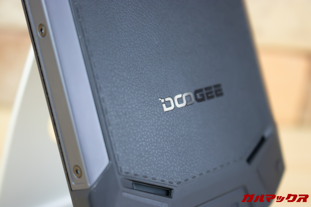 DOOGEE S70の背面パネルは革張りのような質感。