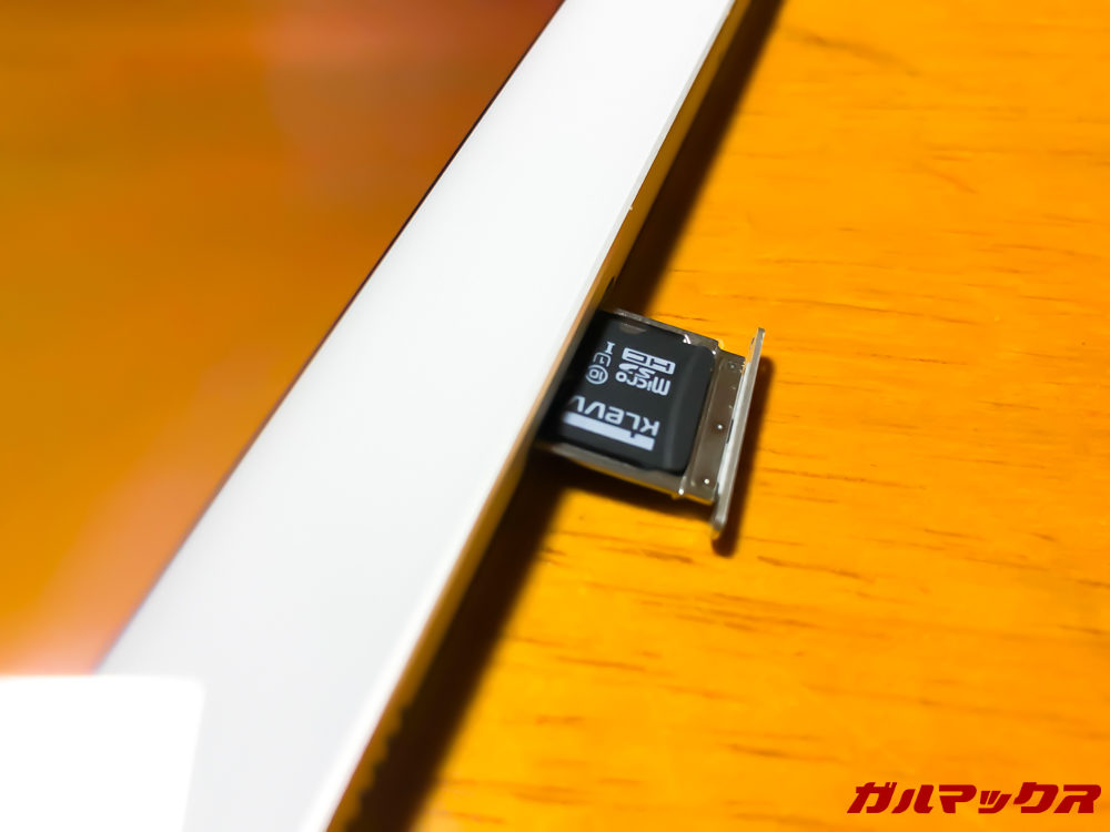 MicroSDスロットはSIMピンを使って開ける方式。
