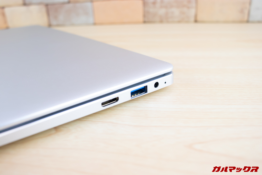 Jumper EZbook 3 Proの右側面にはUSBと充電端子、mini HDMIを搭載