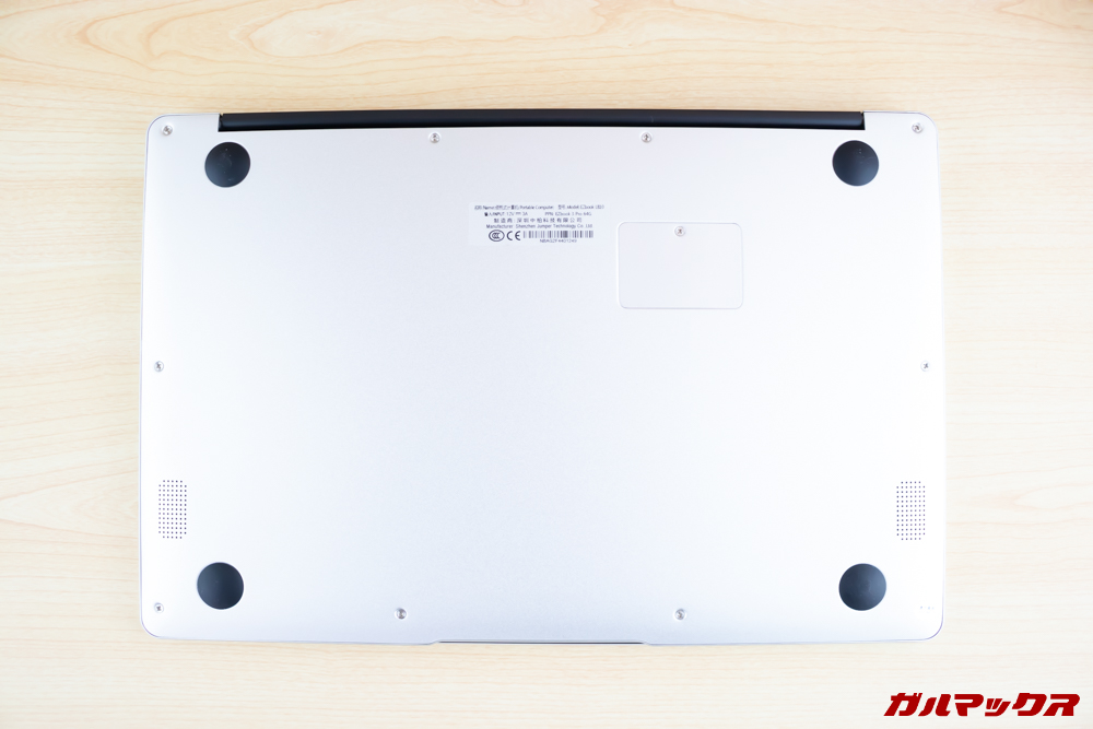 Jumper EZbook 3 Proの本体底面にはステレオスピーカーを搭載。