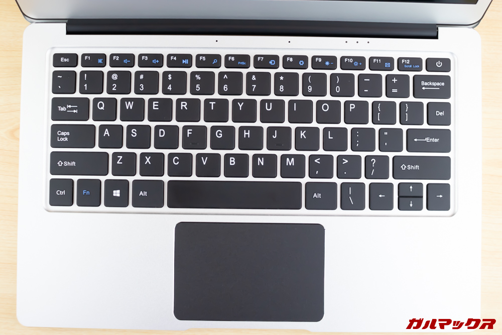 Jumper EZbook 3 Proのキーボードは浮石タイプ。タッチパッドとのカラーも合わせられたブラックです。