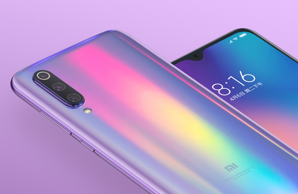 Xiaomi Mi 9は光の当たる角度で美しい色変化を楽しめる背面パネルを採用している。