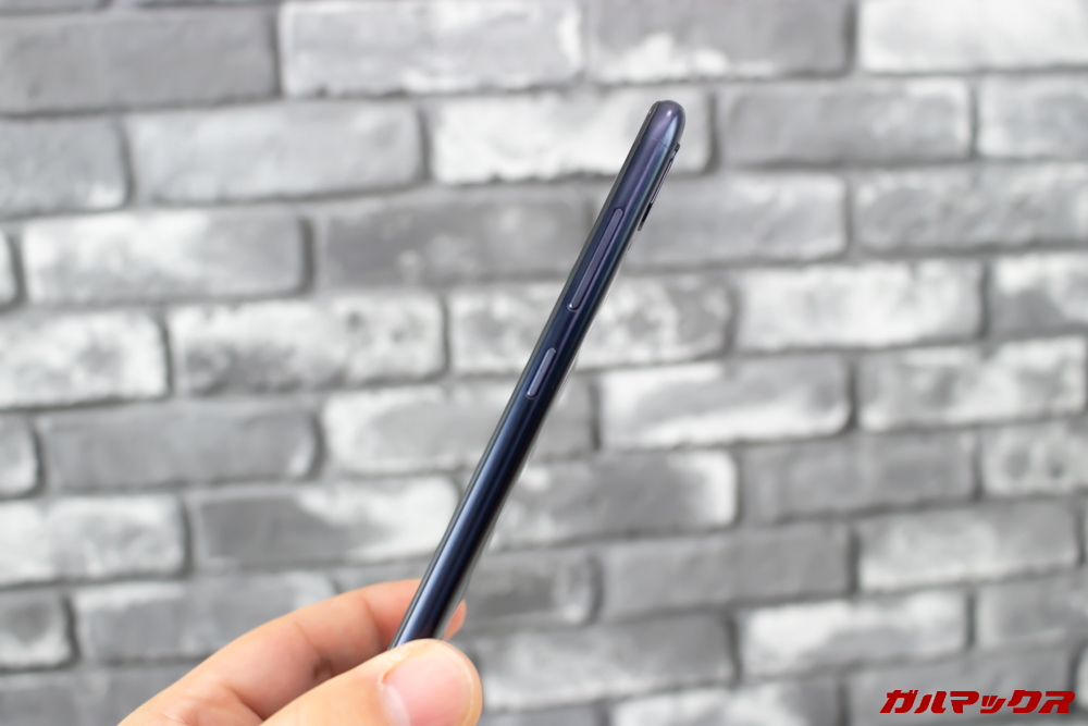 ZenFone Max (M2)は大容量バッテリーを搭載していますが薄いです。