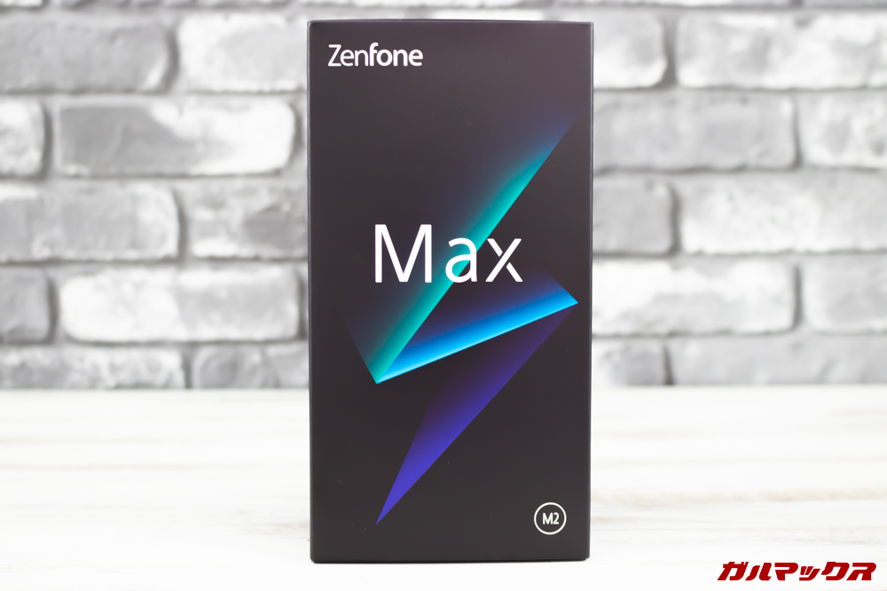 ZenFone Max (M2)の外箱はブラックにグラフィカルなデザインのカッコいいボックスです。