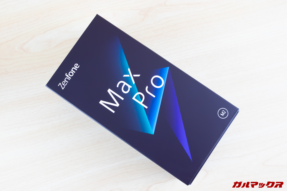 ZenFone Max Pro (M2)の外箱は濃いブルーのカッコいいパッケージ。
