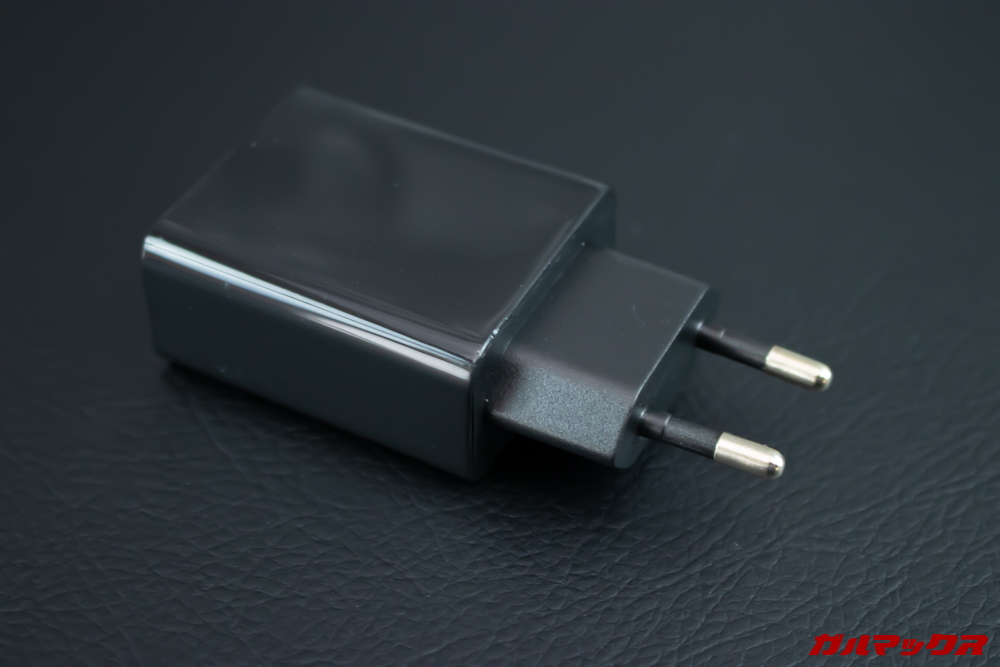UMIDIGI S3 Proに付属している充電プラグは日本のコンセントには挿すことが出来ない形状です。