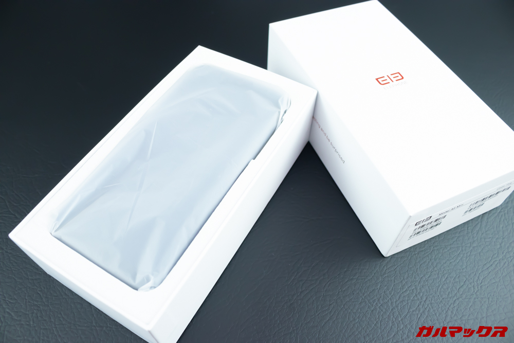 Elephone A6 miniは外箱蓋をあけると最上段に本体が入っています。