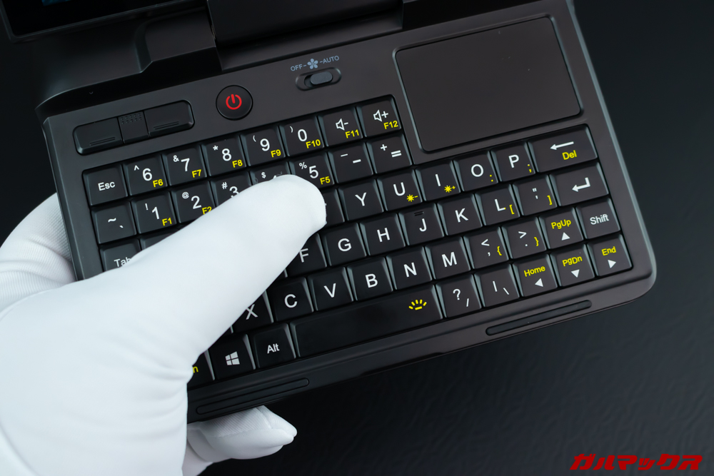 GPD MicroPCのキーボードは両手親指での操作が快適。