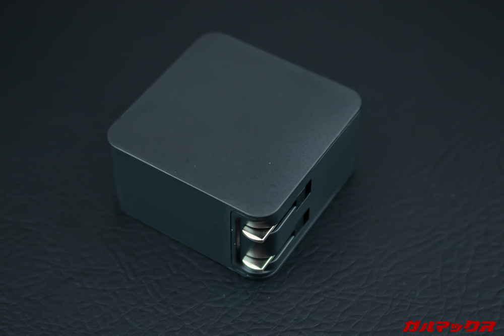 OneMix 3に付属の充電器プラグは折りたたんで収納できます。