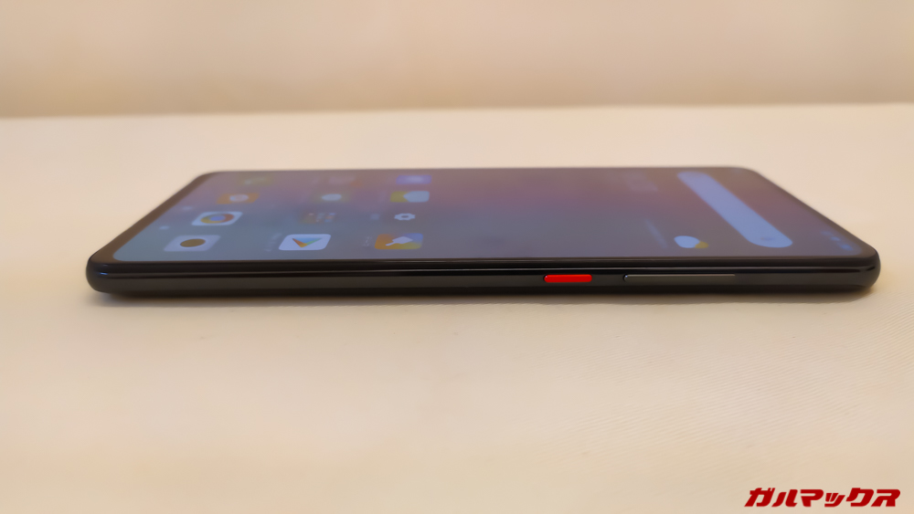 Xiaomi Mi 9Tの電源ボタンは赤色のアクセントカラーが魅力