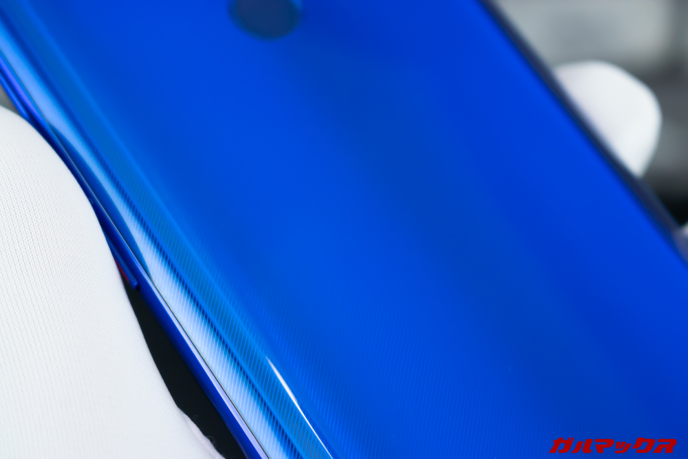 UleFone Power 6の背面は鮮やかなブルーカラーで、斜めのラインが入っているデザイン性の高い背面パネル