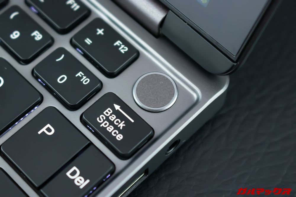 MiniBookは電源ボタン兼指紋センサーが備わっている。