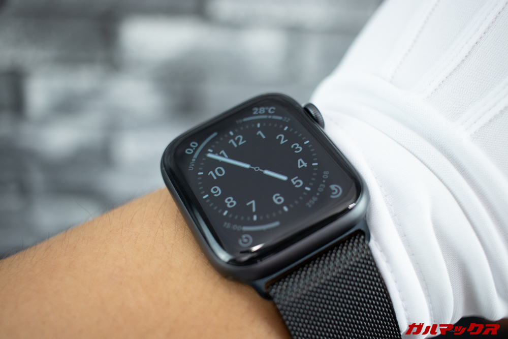 Apple Watch Series 5の常時表示モード中は動きのあるギミックがオフになり薄っすらと文字盤を表示する。