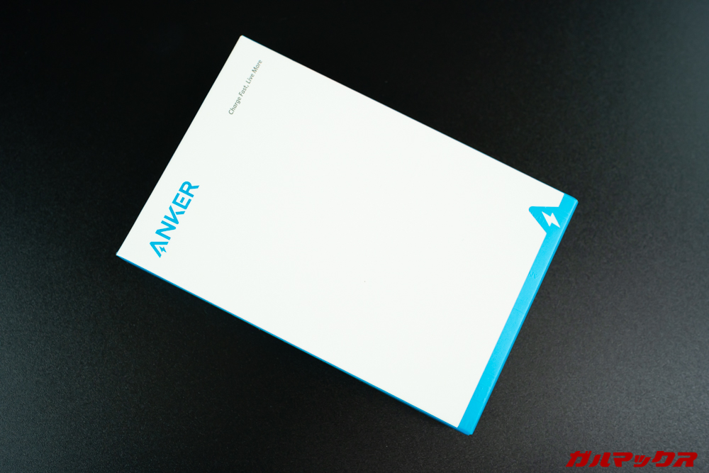 Anker-PowerPort-Atom-III-SlimはホワイトとブルーのAnkerカラーパッケージに入って届きました。