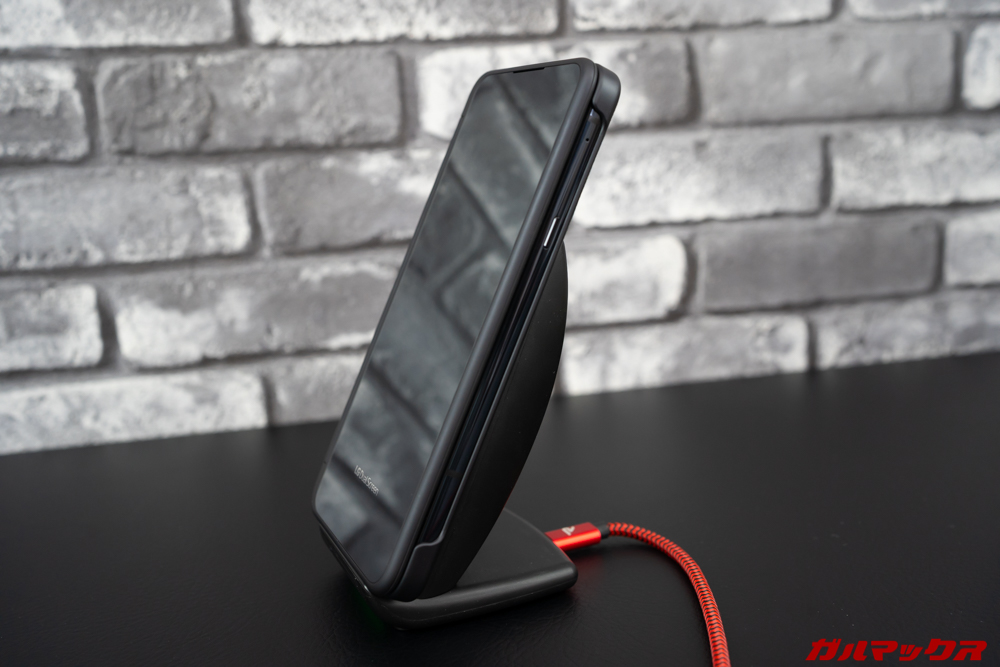 LG G8X ThinQはワイヤレス充電に対応しているのでケースを付けたままでも充電可能！