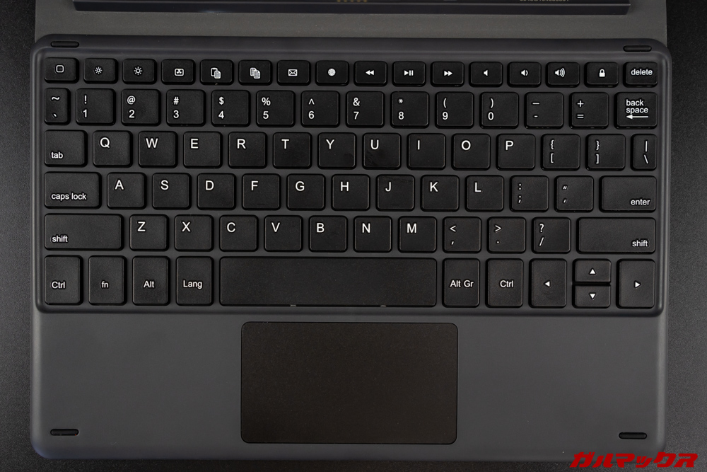 Teclast T30のキーボードはフルサイズよりも一回り小ぶり
