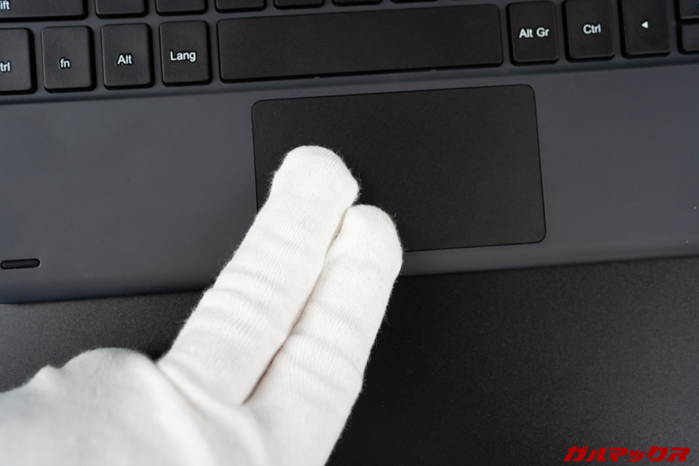 Teclast T30の専用キーボードのタッチパネルは2本の指を揃えてスライドすると正常に認識しない