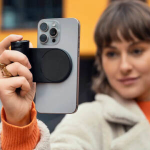 シャッターボタンやダイヤル搭載のiPhone用カメラグリップ「Leica LUXグリップ」登場！