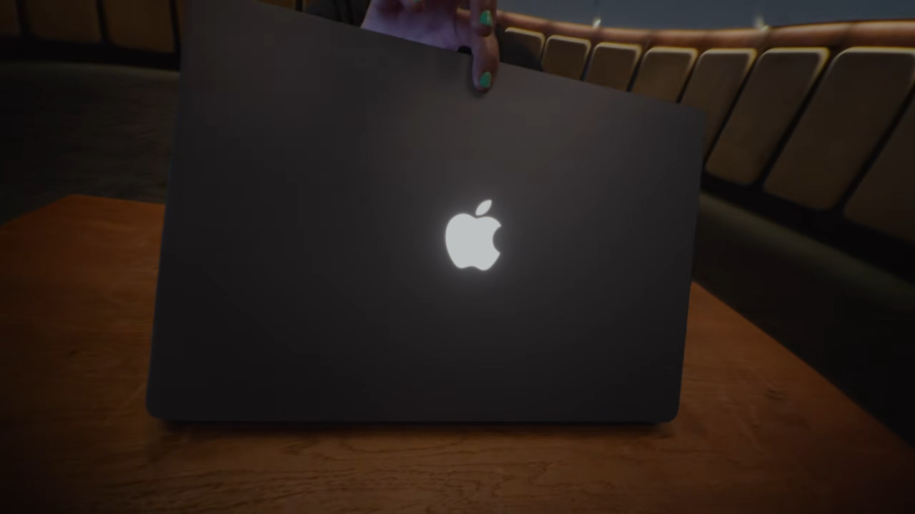 MacBook Pro PROLED XDR 背面のリンゴマーク