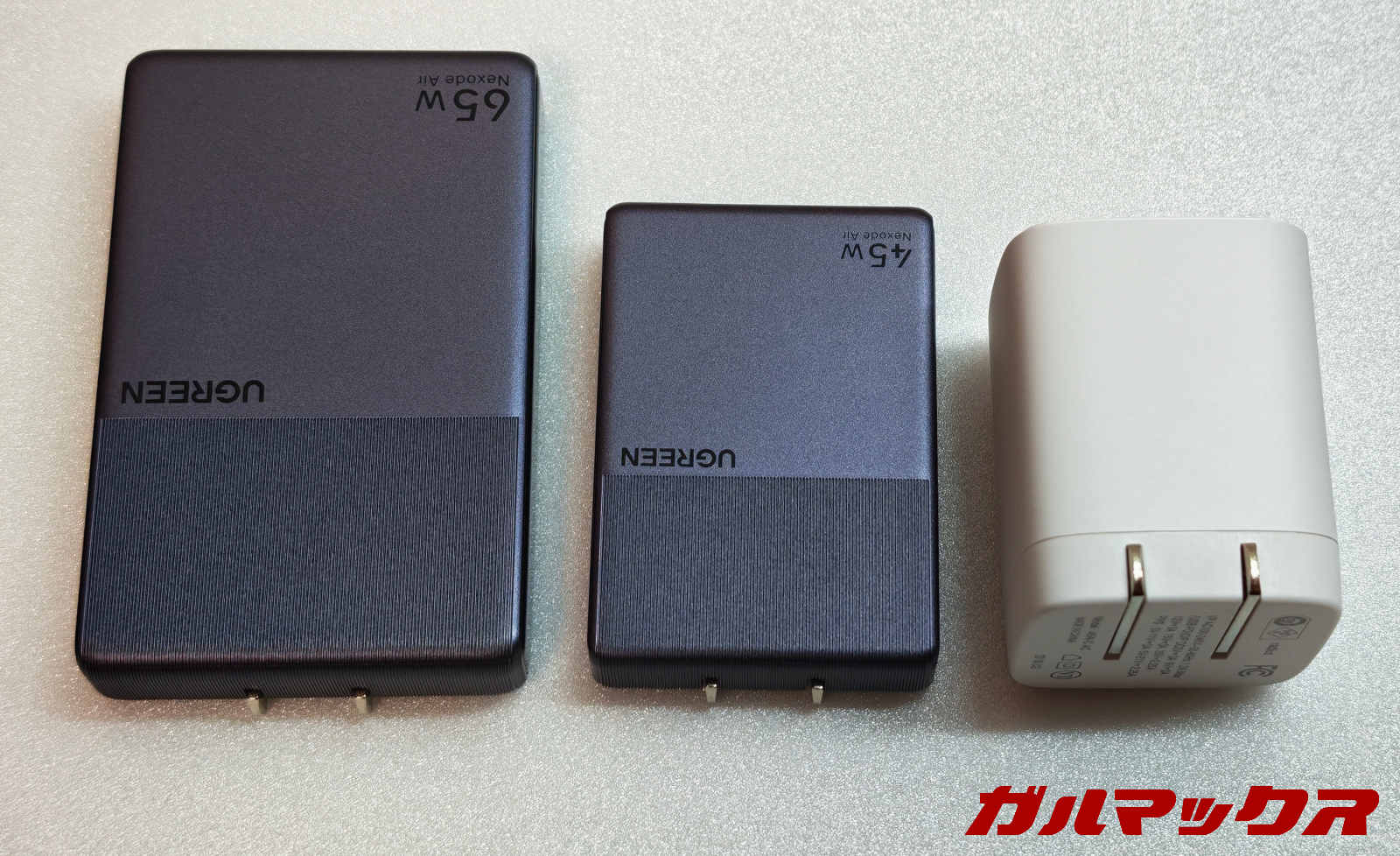 UGREEN Nexode Air 一般的な充電器との厚み比較